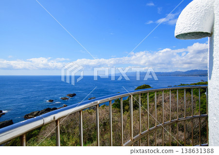 從位於本州島最南端和歌山縣的鹽之塚燈塔，可以欣賞到太平洋和熊野海的壯麗景色。 138631388