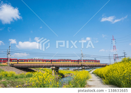 京阪特快列車駛過京都市伏見區東高瀨川上的鐵路橋。 京阪特快列車駛過京都市伏見區東高瀨川上的鐵路橋。 138631685