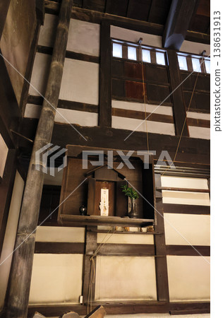 倉敷美學古街大原家住宅廚房裡供奉著火神和爐灶之神的護身符。 倉敷美學古街大原家住宅廚房裡供奉著火神和爐灶之神的護身符。 138631913