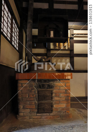 倉敷美觀歷史街區大原宅邸泥土地面廚房裡的爐灶和電飯煲。 138631915