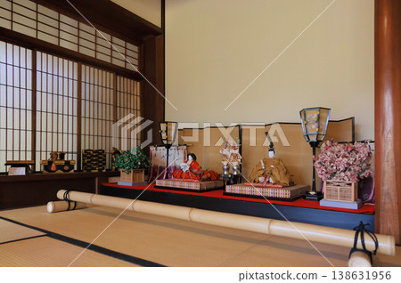 倉敷美學古街大原宅邸獨立客廳壁龕中的雛人偶展示。 138631956