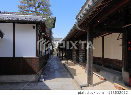 Looking towards the back left from the end of the earthen floor area of the Ohara Main Residence in the Kurashiki Bikan Historical Quarter. The Nakakura and Uchichūkura are on the right. 138632012
