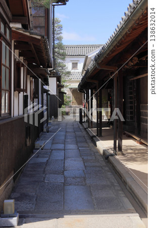 Looking towards the back left from the end of the earthen floor area of the Ohara Main Residence in the Kurashiki Bikan Historical Quarter. The Nakakura and Uchichūkura are on the right. Looking towards the back left from the end of the earthen floor area of the Ohara Main Residence in the Kurashiki Bikan Historical Quarter. The Nakakura and Uchichūkura are on the right. 138632014