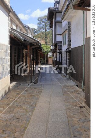 A view from in front of the Nakakura (inner storehouse) of the Ohara Residence in the Kurashiki Bikan Historical Quarter, looking towards the entrance. The Nakakura is on the left, and the roof of the Yurinsō is also visible. 138632016