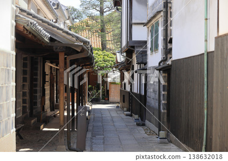 A view from in front of the Nakakura (inner storehouse) of the Ohara Residence in the Kurashiki Bikan Historical Quarter, looking towards the entrance. The Nakakura is on the left, and the roof of the Yurinsō is also visible. 138632018