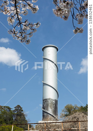 櫻花與蓄壓池：從利根川河床公園看到的佐久發電廠。 138632461