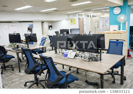 明亮寬敞、空曠的辦公室場景。 138633121