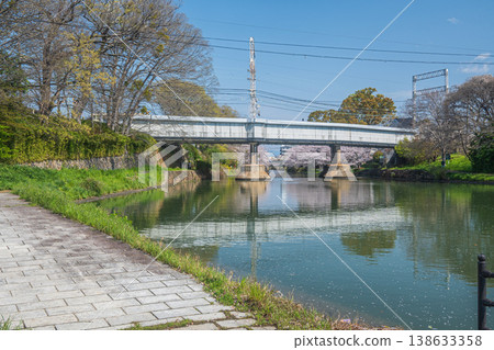 京阪電鐵跨越堀川的鐵路橋，位於京都市伏見區。 138633358