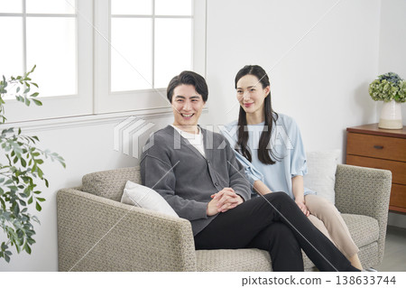 一對中年夫婦在客廳的肖像。 138633744