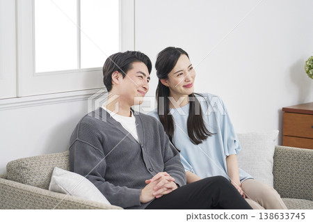 一對中年夫婦在客廳的肖像。 138633745