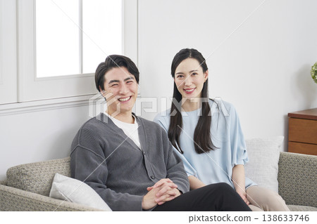 一對中年夫婦在客廳的肖像。 138633746