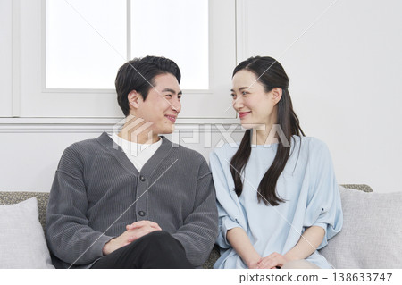 A middle-aged couple talking in the living room. 138633747