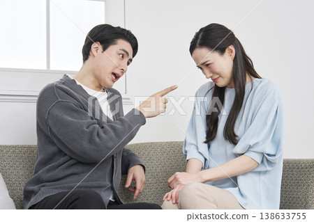 對女性進行情緒虐待的男性 138633755