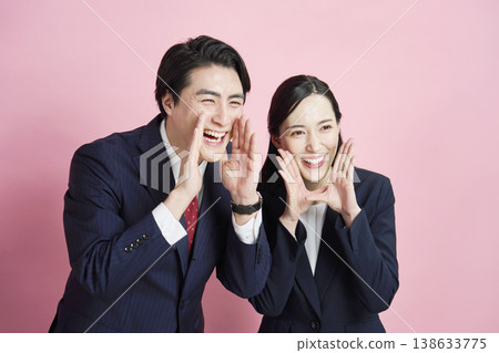 支持面向右側的商人和女商人。 138633775