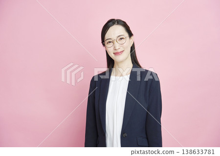 女商人肖像，粉紅色背景，直視鏡頭。 138633781