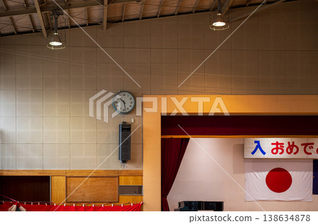 學校體育館舉行的入學儀式上的舞台和日本國旗 138634878