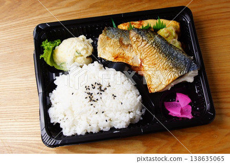 鹹鯖魚便當盒(日式料理) 鹹鯖魚便當盒(日式料理) 138635065