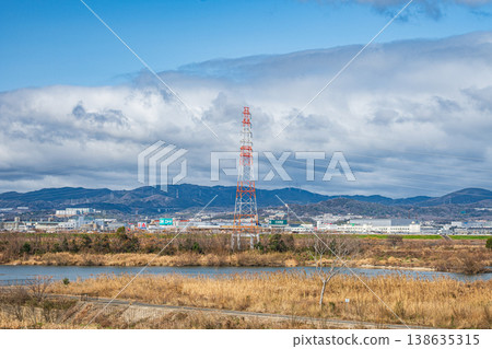 淀川風光:從枚方市眺望高槻市,大阪府枚方市 淀川風光:從枚方市眺望高槻市,大阪府枚方市 138635315