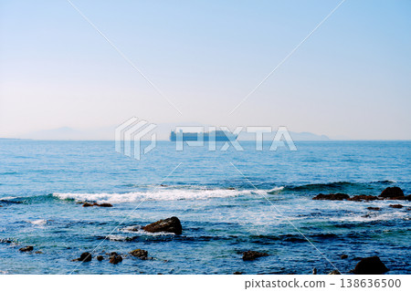 一艘大船航行在海上 138636500