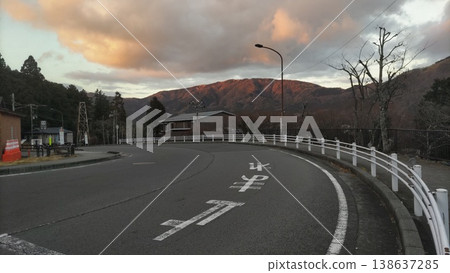 Beautiful morning scenery on a mountain path 138637285