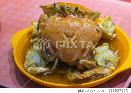 Mitten crabs sold at a restaurant in Shanghai 138637325