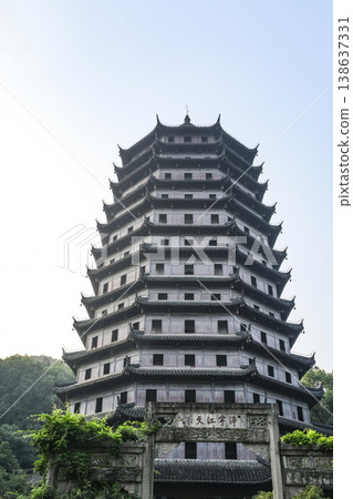六和塔是一座八角形十三層建築,矗立在錢塘江邊。 六和塔是一座八角形十三層建築,矗立在錢塘江邊。 138637331