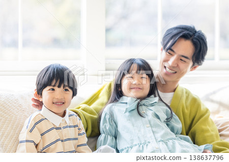 父母和孩子在客廳裡放鬆 138637796