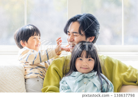 Parents and children relaxing in the living room 138637798