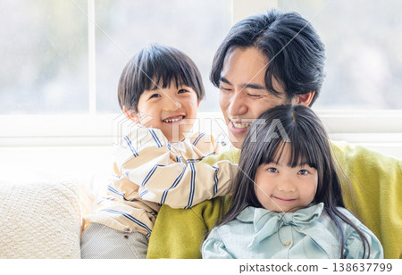 父母和孩子在客廳裡放鬆 138637799