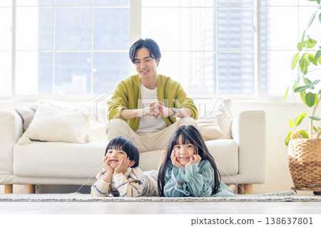 一個家庭在客廳裡消費 138637801
