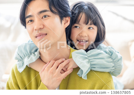 A daughter who clings to her father 138637805