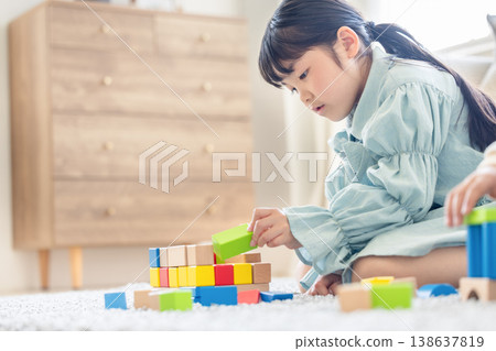 孩子們玩積木 138637819