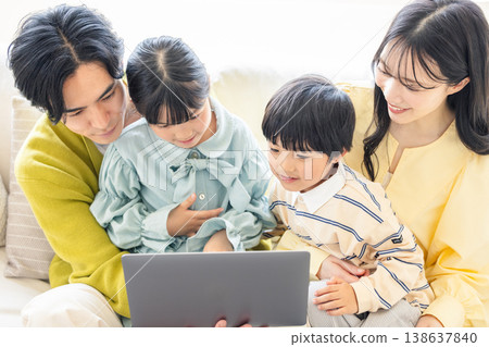 家人看著客廳裡的電腦 家人看著客廳裡的電腦 138637840