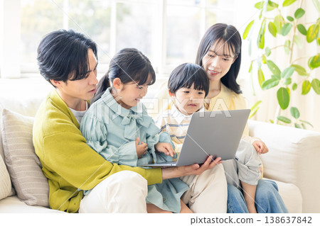 家人看著客廳裡的電腦 138637842