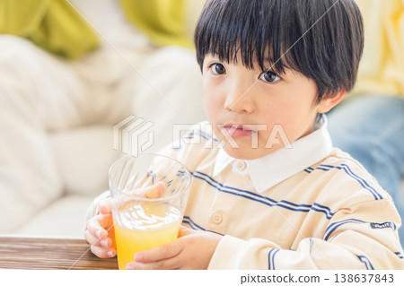 喝果汁的男孩 138637843