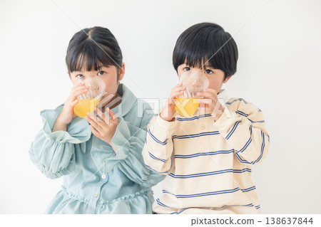 孩子喝果汁 138637844