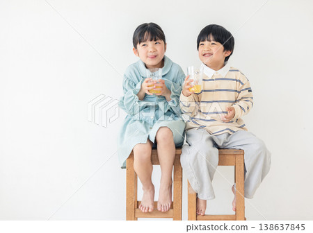 孩子喝果汁 138637845
