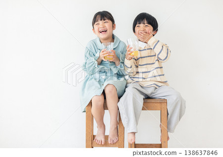 孩子喝果汁 138637846
