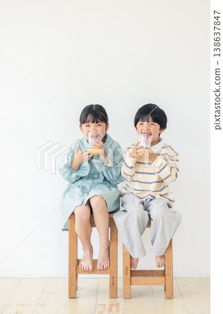 孩子喝果汁 138637847