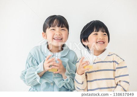 孩子喝果汁 138637849