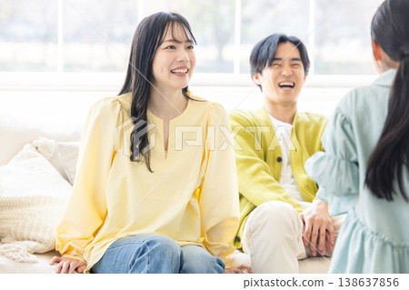一個家庭在客廳放鬆 138637856