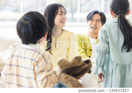 一個家庭在客廳放鬆 138637857