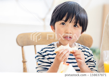 一個吃麵包的男孩 138637871
