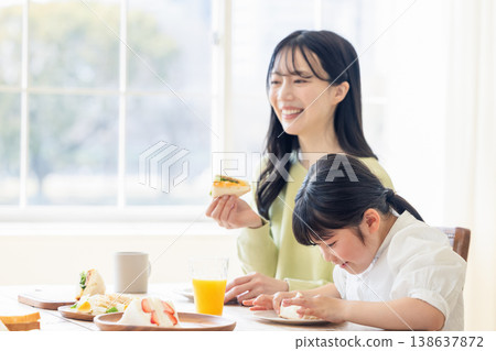 在用餐室用餐的家庭 138637872
