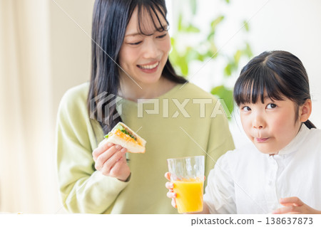 在用餐室用餐的家庭 138637873