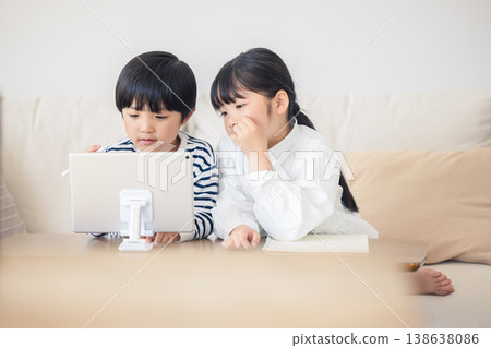 孩子在平板電腦上學習 138638086