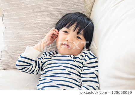 困了男孩 138638089