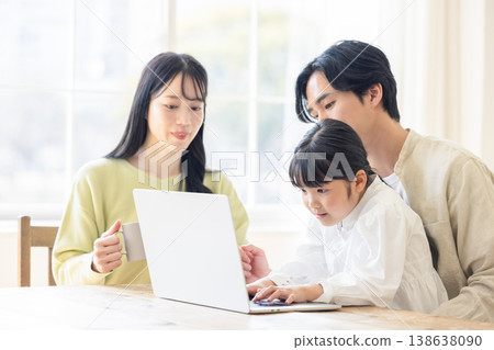 家人看著客廳裡的電腦 138638090