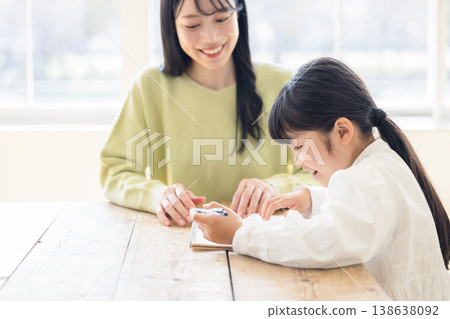 父母和孩子在客廳裡學習 138638092