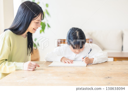 父母和孩子在客廳裡學習 138638094